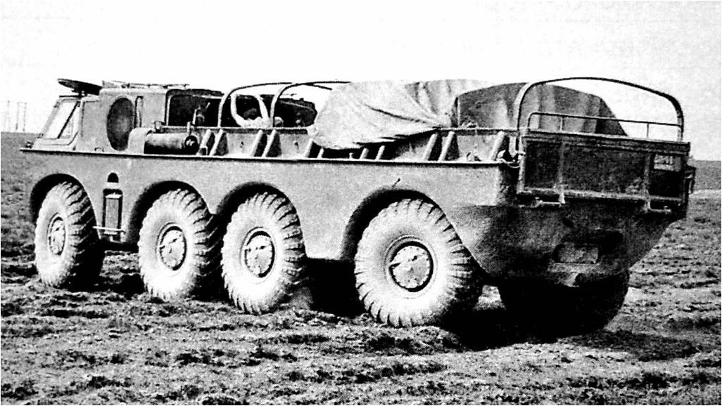 ЗИЛ-135 советский вездеход амфибия на бездорожье