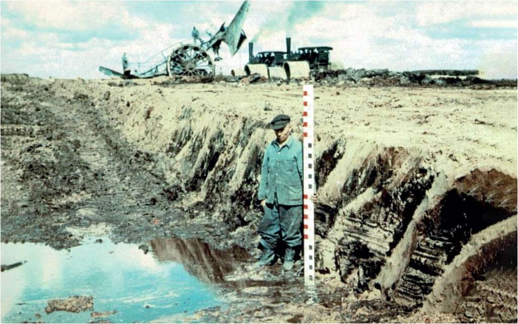 Болотоный плуг и паровые трактора