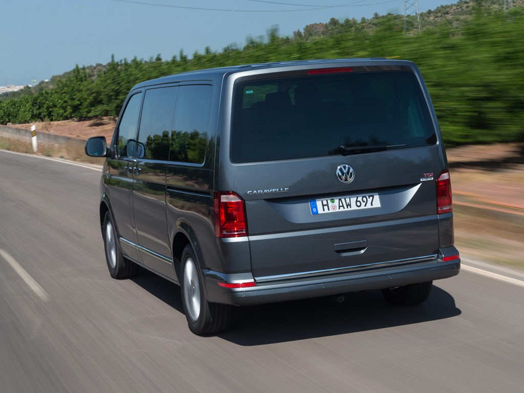 Фольксваген модификации Каравелла — универсальный доступный транспорт Volkswagen Caravelle 2016 года выпуска